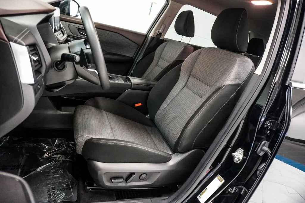 2023 Nissan Rogue SV, photo 5
