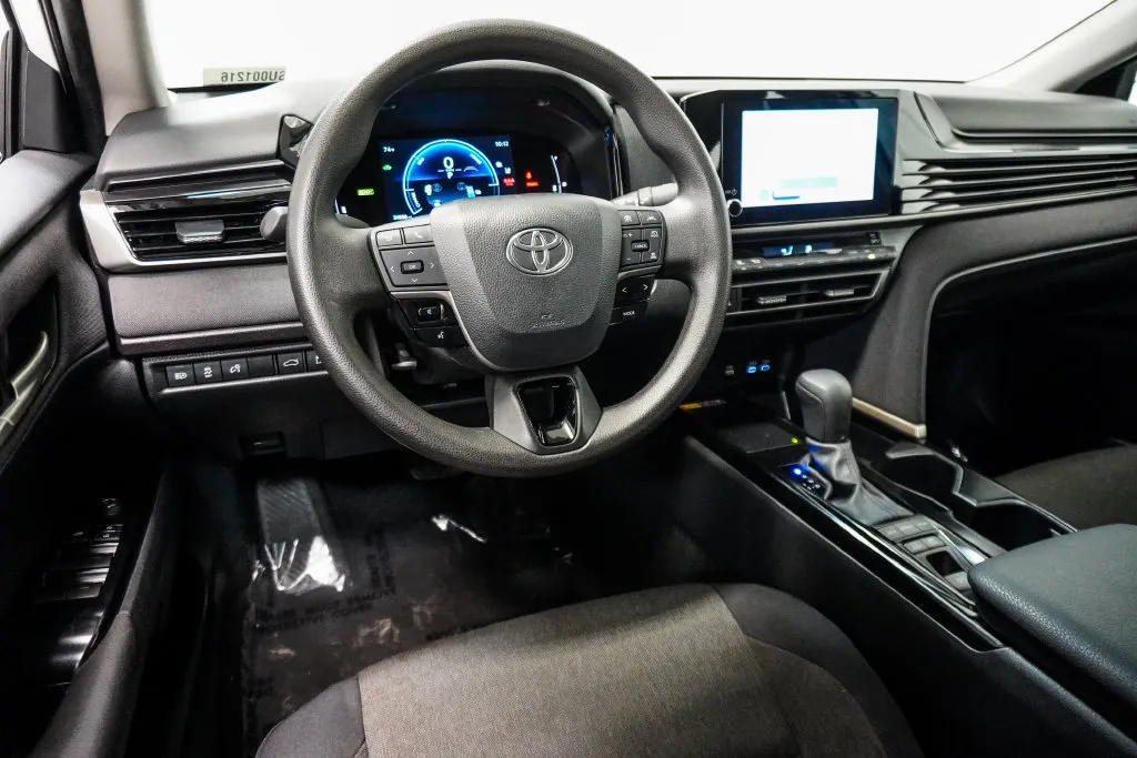 2025 Toyota Camry LE, photo 9