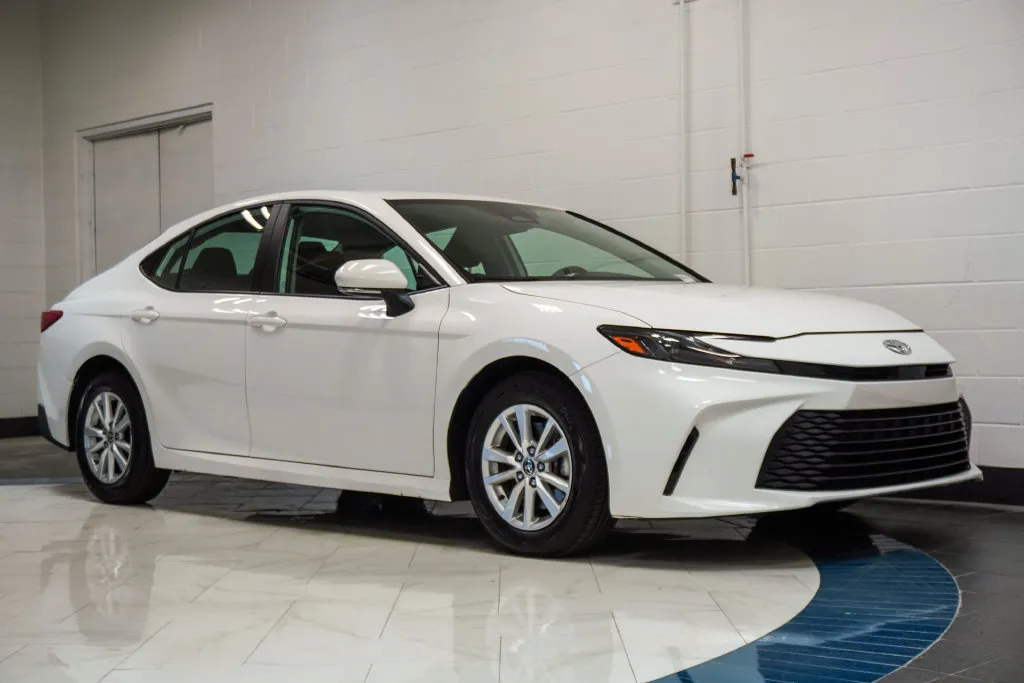 2025 Toyota Camry LE, photo 3
