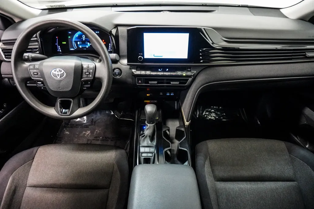 2025 Toyota Camry LE, photo 8
