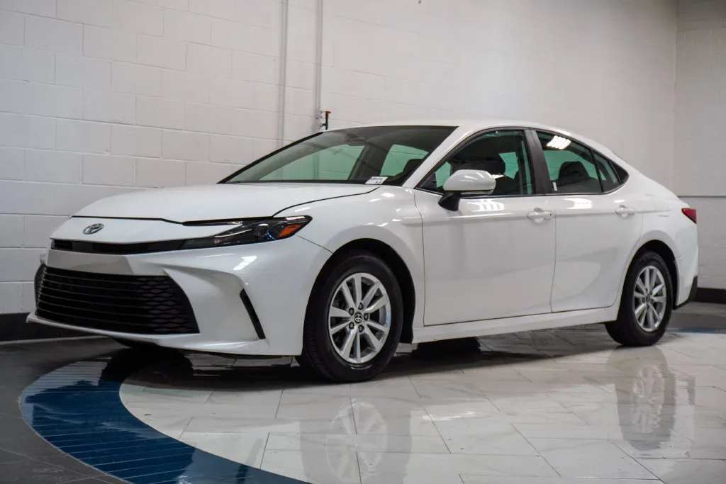 2025 Toyota Camry LE, photo 2