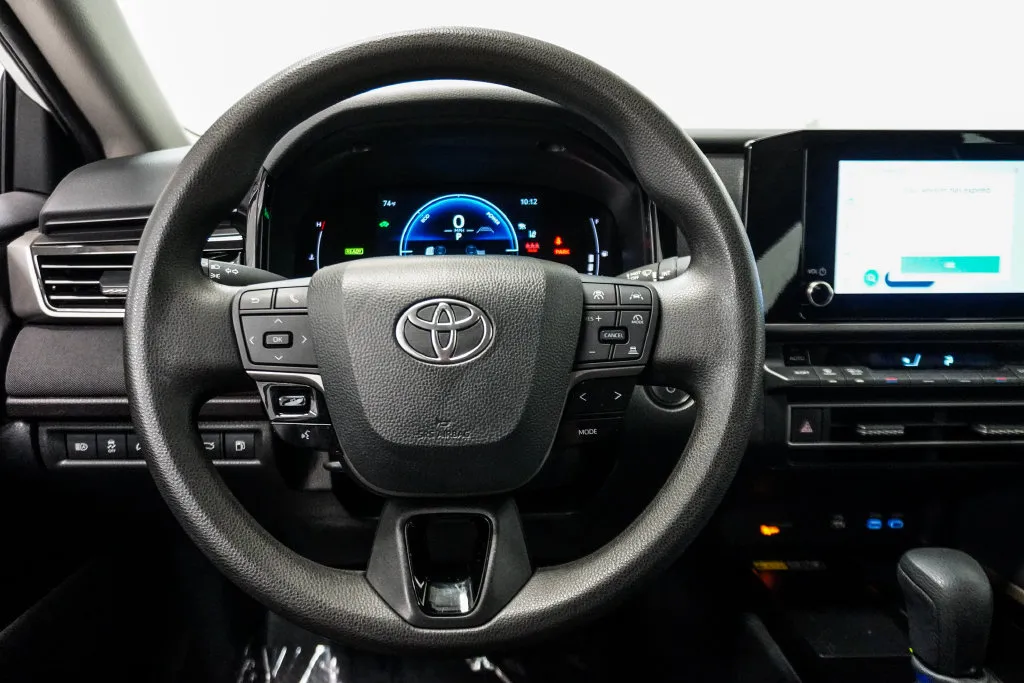 2025 Toyota Camry LE, photo 10