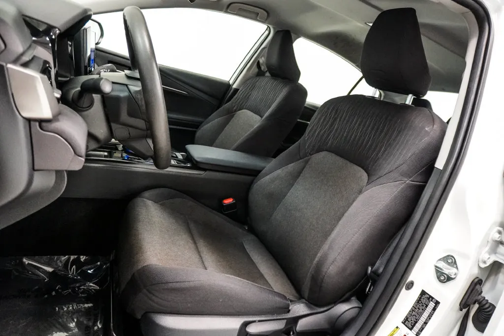 2025 Toyota Camry LE, photo 4