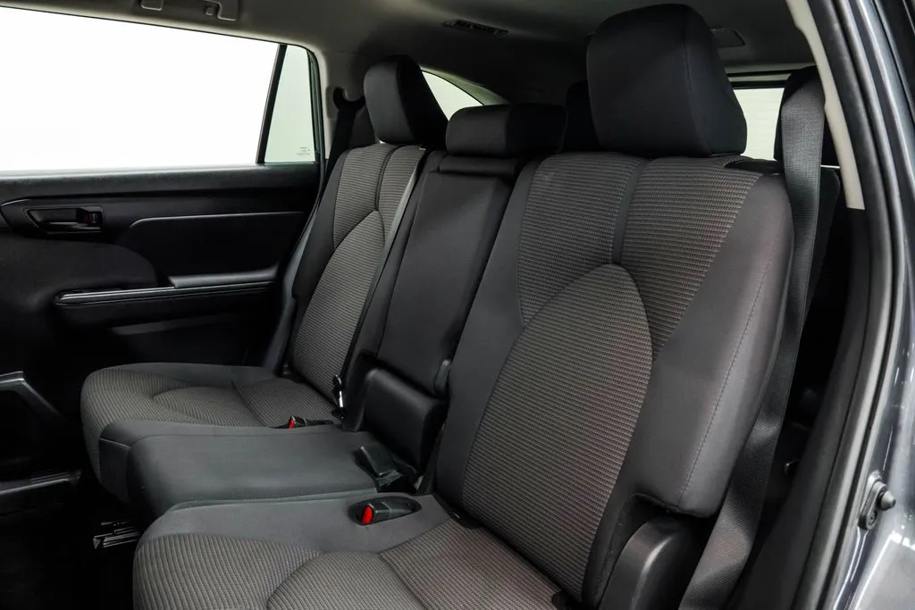 2025 Toyota Highlander LE, photo 17