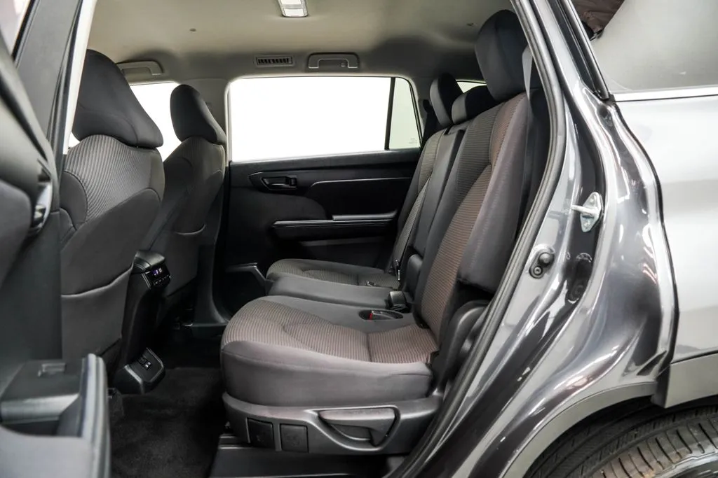 2025 Toyota Highlander LE, photo 18