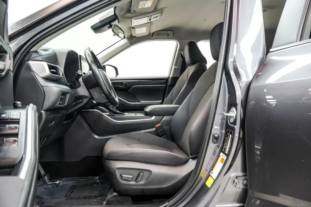 2025 Toyota Highlander LE, photo 16