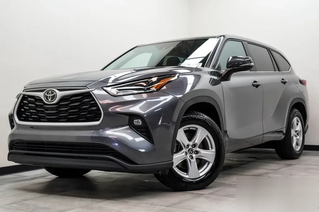 2025 Toyota Highlander LE, photo 1