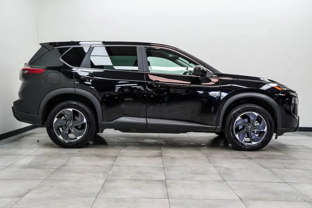 2025 Nissan Rogue SV, photo 6