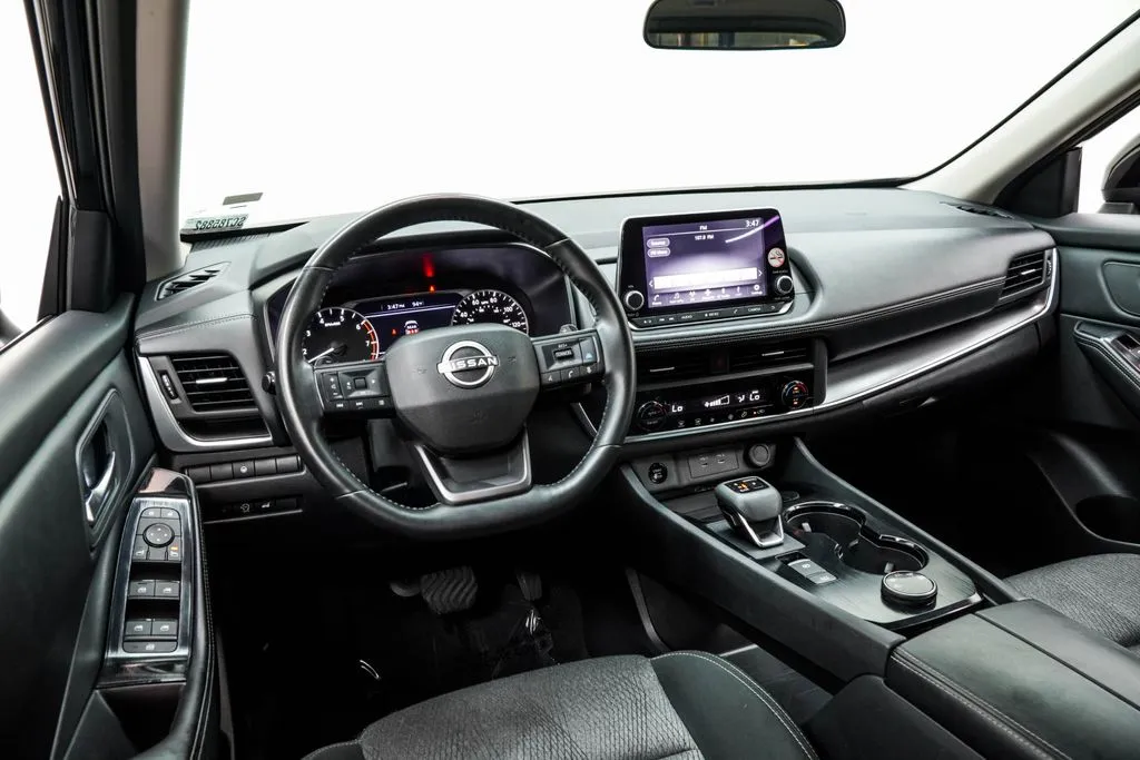 2025 Nissan Rogue SV, photo 3