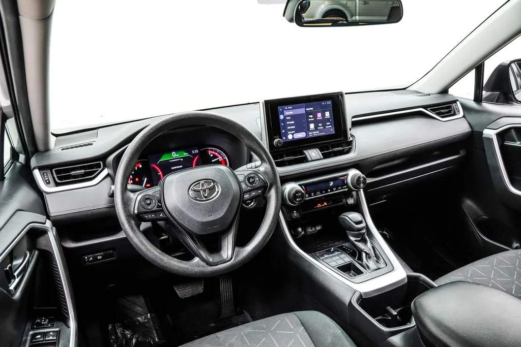 2024 Toyota RAV4 XLE, photo 13
