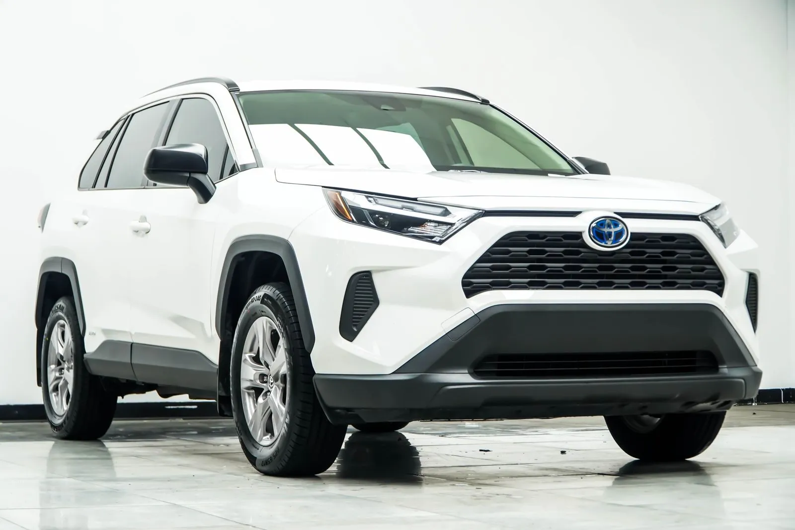2024 Toyota RAV4 Hybrid LE, photo 3