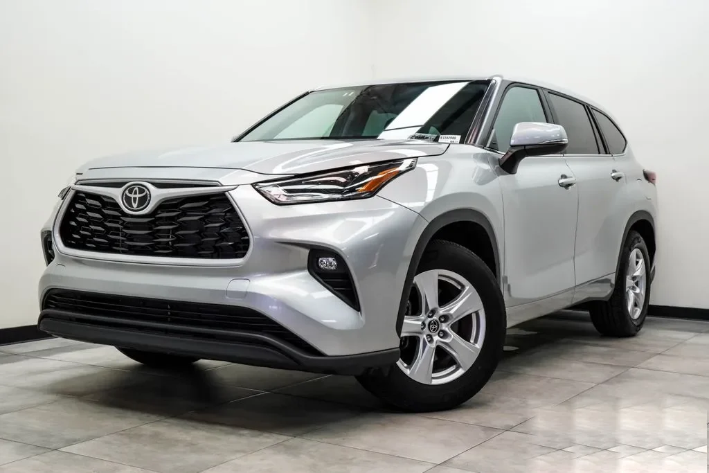 2025 Toyota Highlander LE, photo 1
