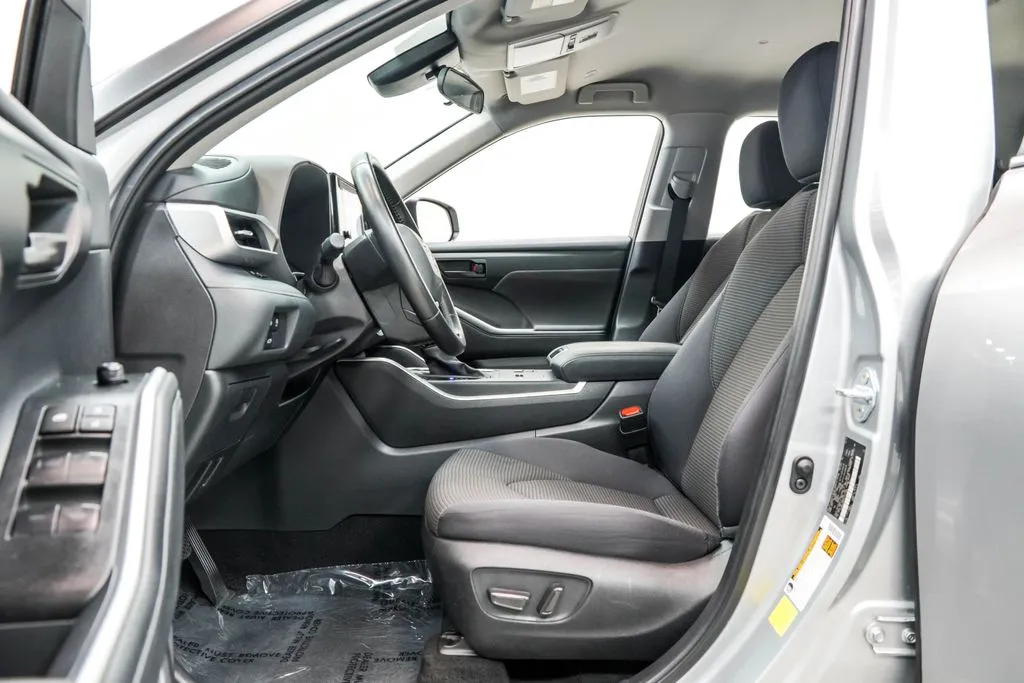 2025 Toyota Highlander LE, photo 16