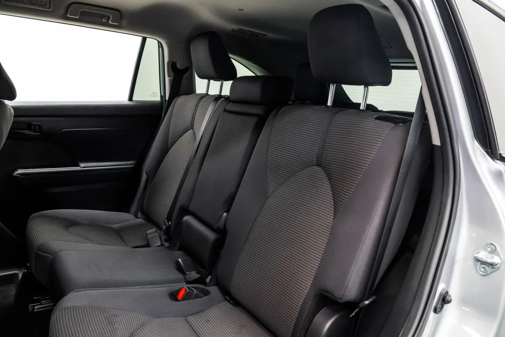 2025 Toyota Highlander LE, photo 17