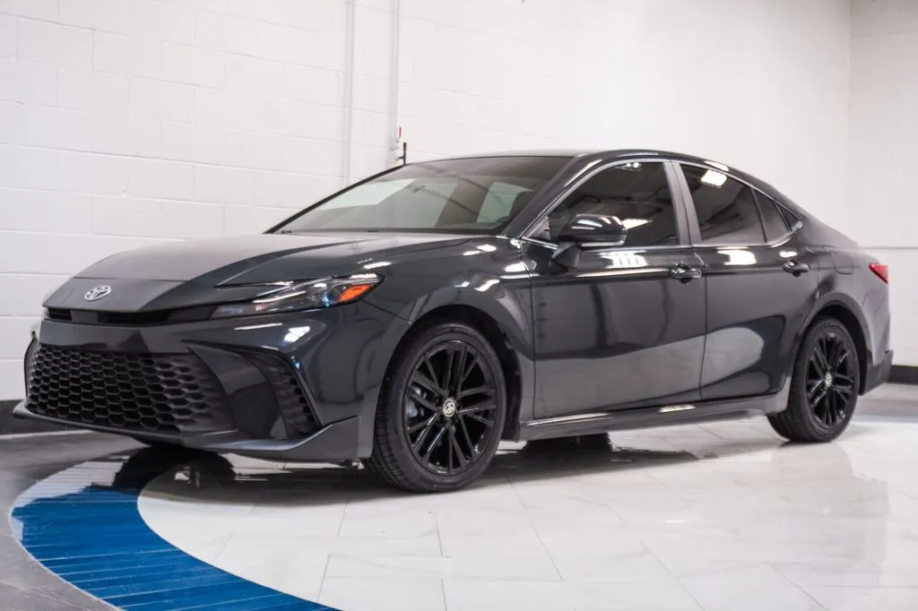 2025 Toyota Camry SE, photo 2