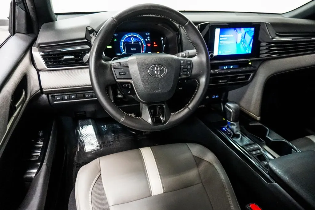 2025 Toyota Camry SE, photo 10