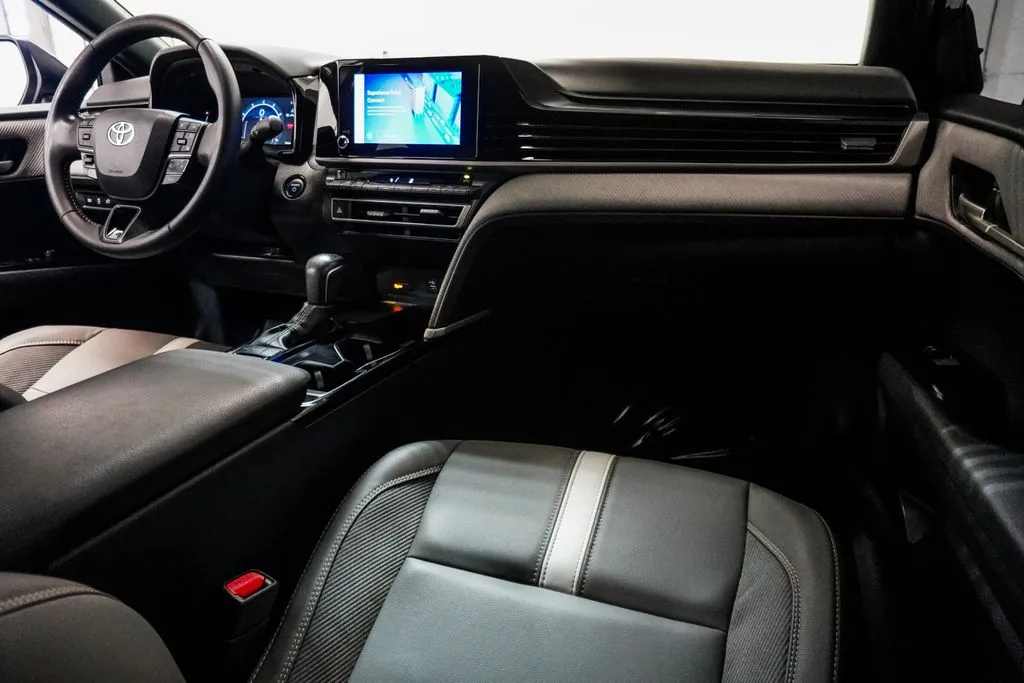 2025 Toyota Camry SE, photo 8