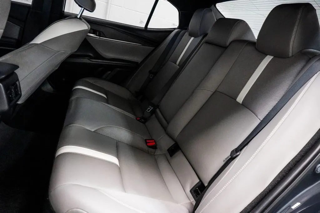 2025 Toyota Camry SE, photo 6