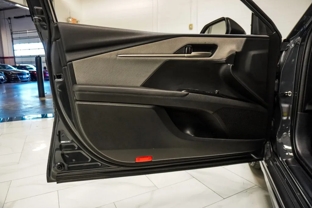 2025 Toyota Camry SE, photo 18