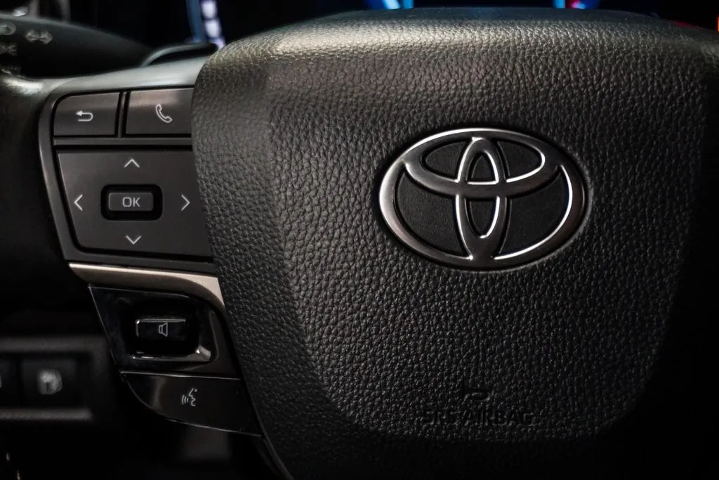 2025 Toyota Camry SE, photo 12