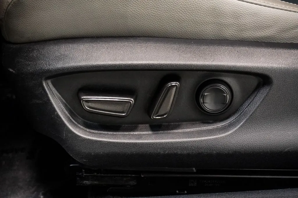 2025 Toyota Camry SE, photo 5