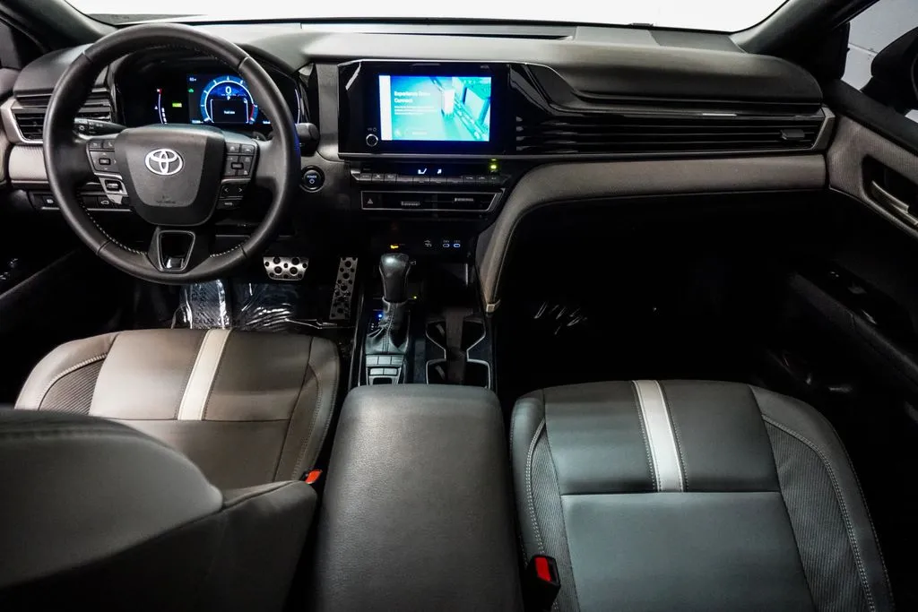 2025 Toyota Camry SE, photo 9