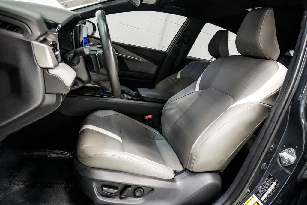 2025 Toyota Camry SE, photo 4