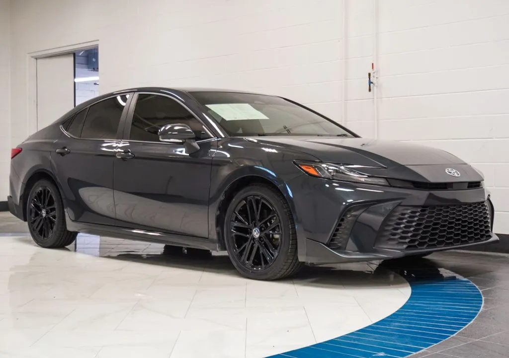 2025 Toyota Camry SE, photo 3