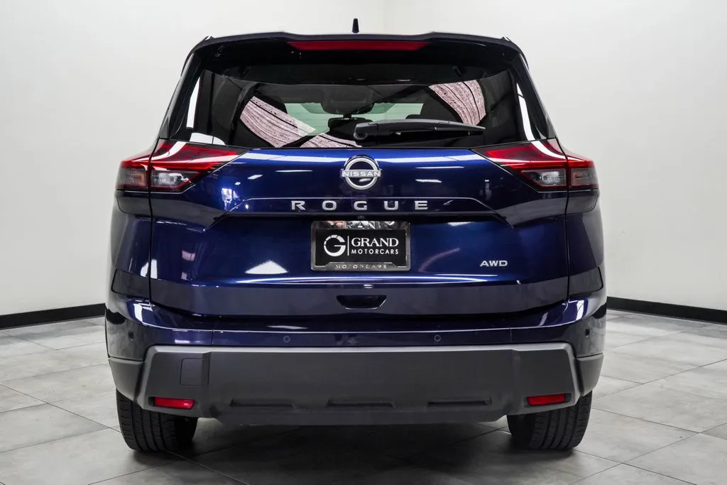 2025 Nissan Rogue SV, photo 10