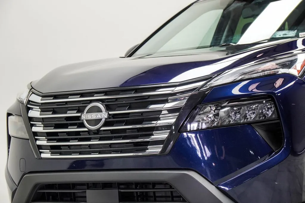 2025 Nissan Rogue SV, photo 2