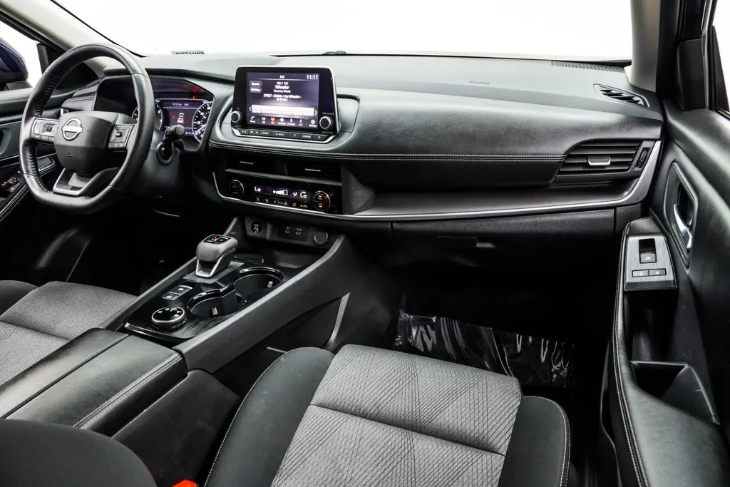 2025 Nissan Rogue SV, photo 21