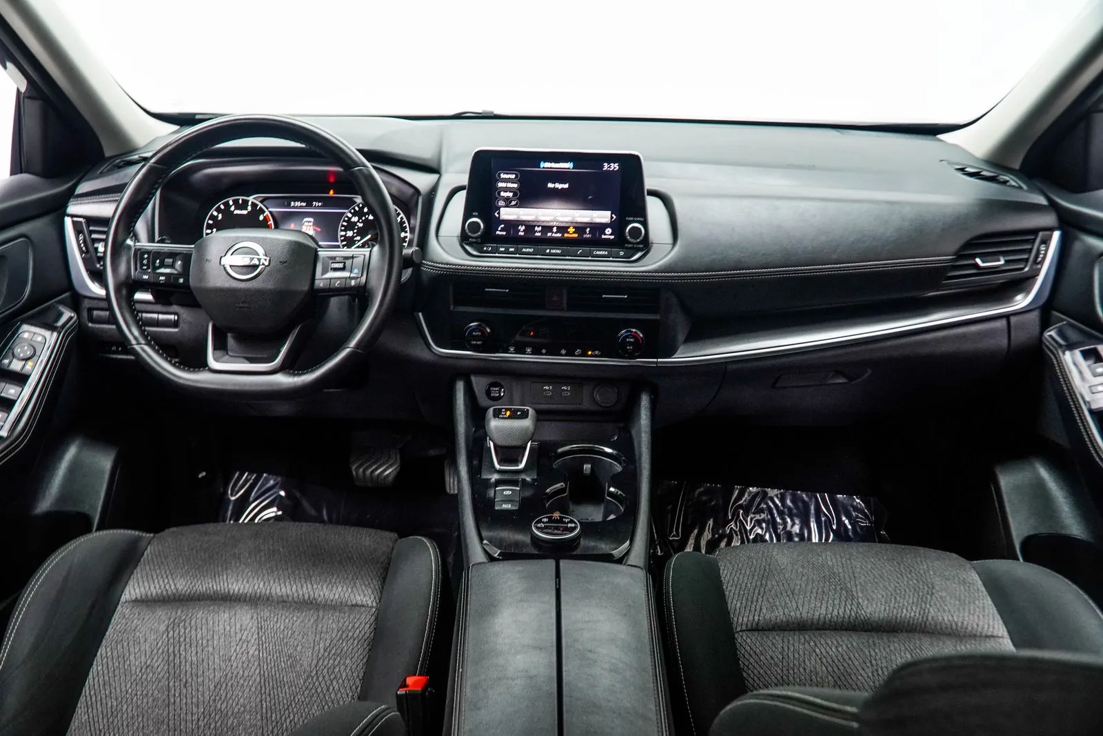 2025 Nissan Rogue SV, photo 4
