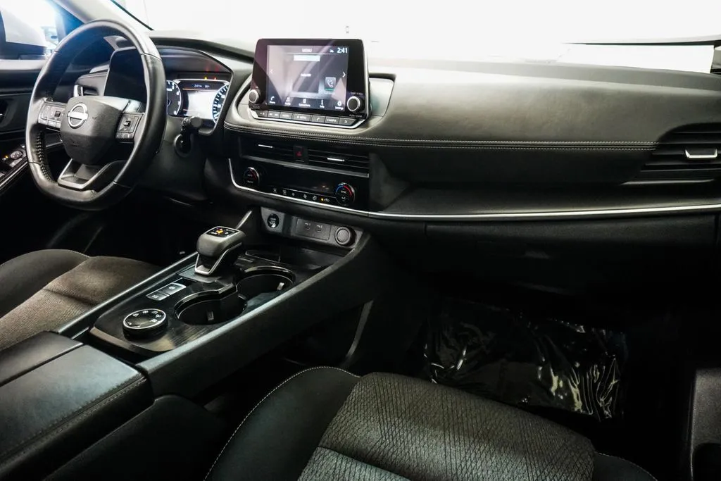2025 Nissan Rogue SV, photo 7