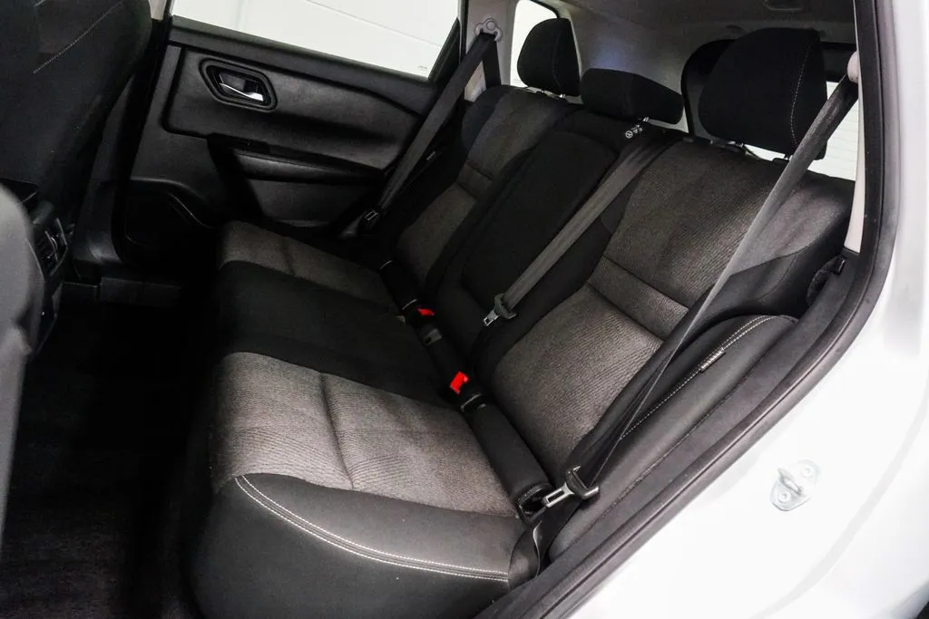 2025 Nissan Rogue SV, photo 6
