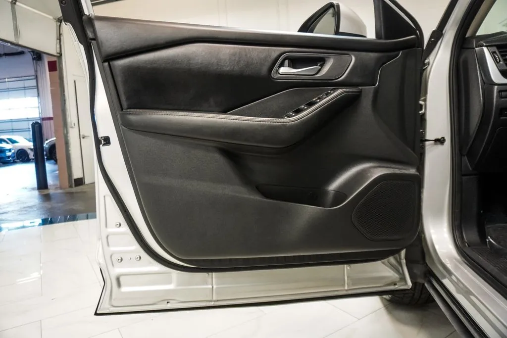 2025 Nissan Rogue SV, photo 13