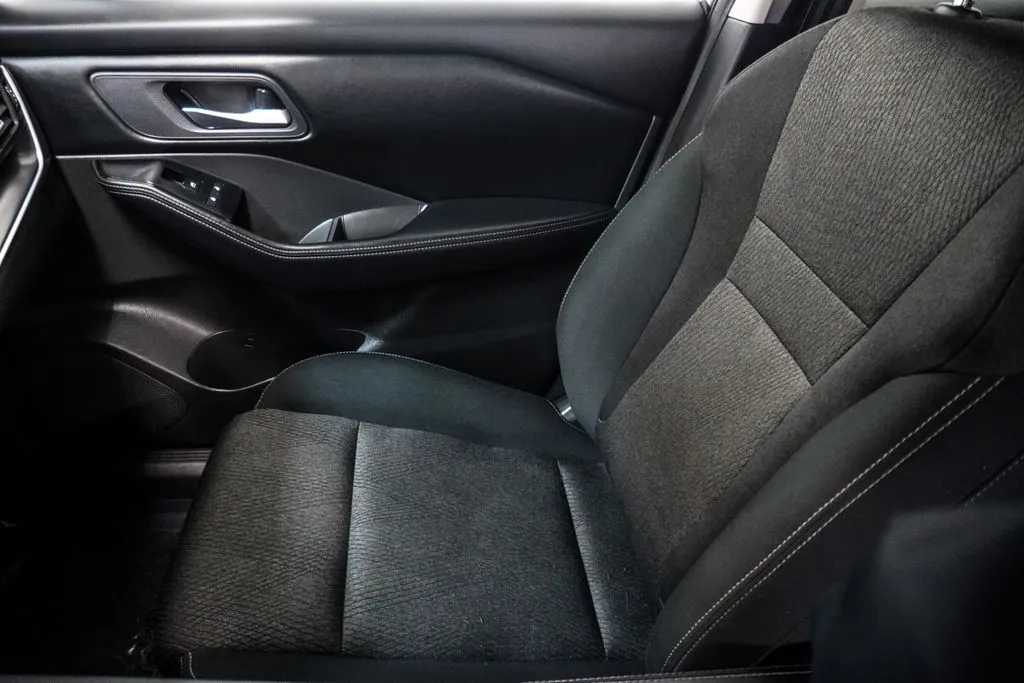 2025 Nissan Rogue SV, photo 21