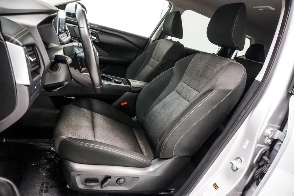 2025 Nissan Rogue SV, photo 4