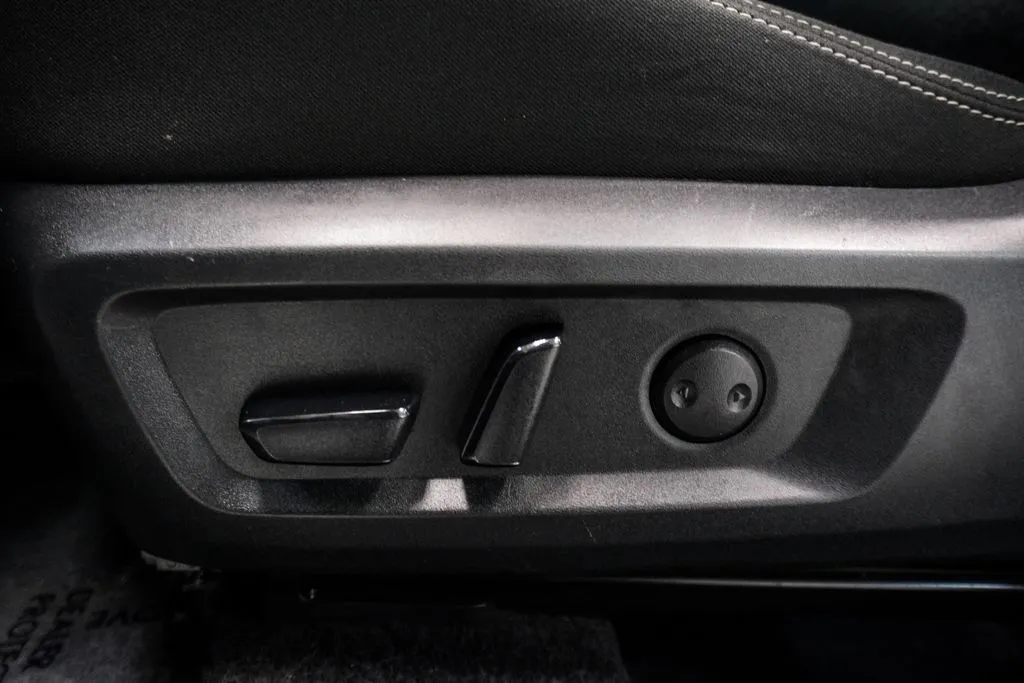 2025 Nissan Rogue SV, photo 5