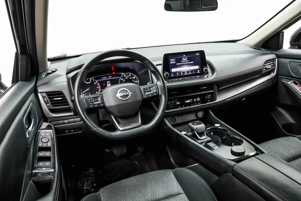 2025 Nissan Rogue SV, photo 3