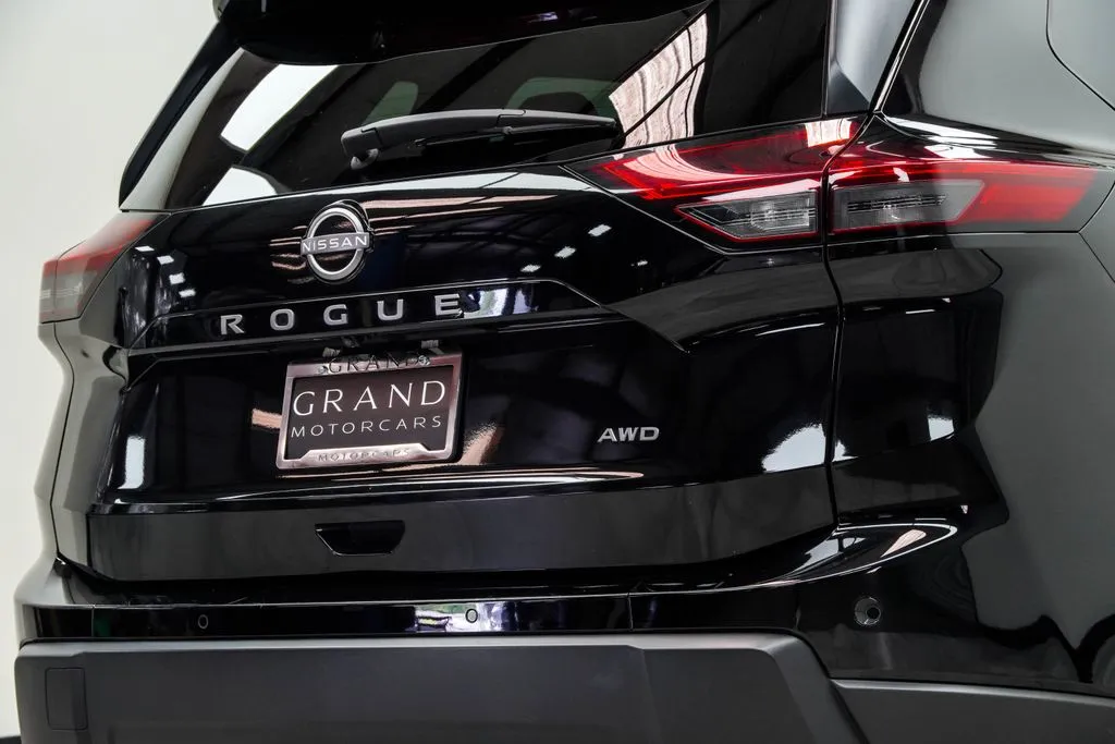 2025 Nissan Rogue SV, photo 13