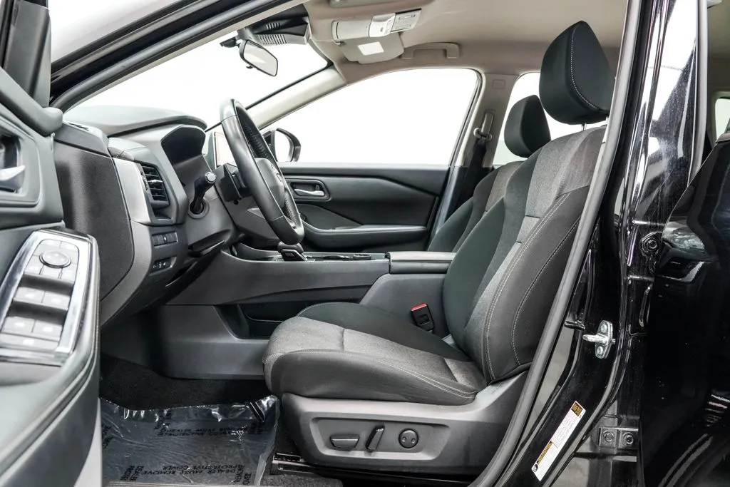 2025 Nissan Rogue SV, photo 16
