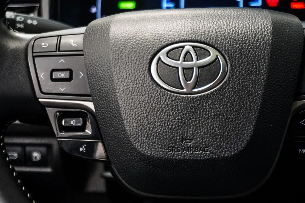 2025 Toyota Camry SE, photo 13