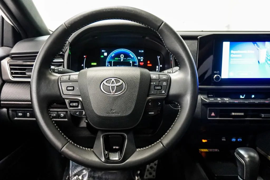 2025 Toyota Camry SE, photo 11