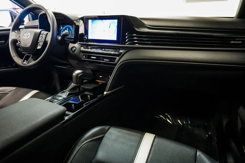 2025 Toyota Camry SE, photo 8