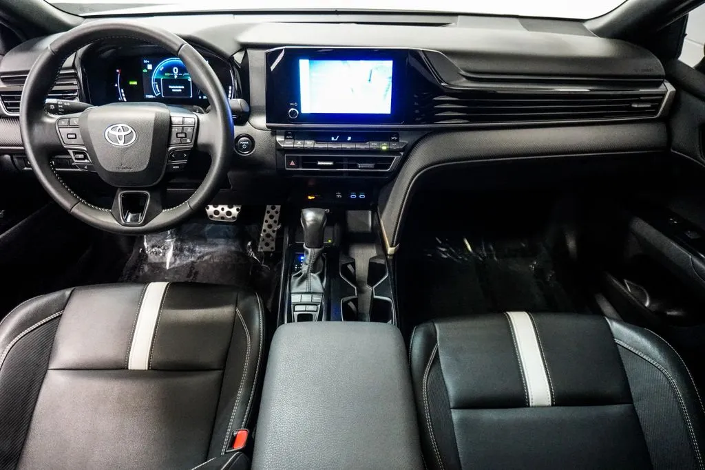 2025 Toyota Camry SE, photo 9