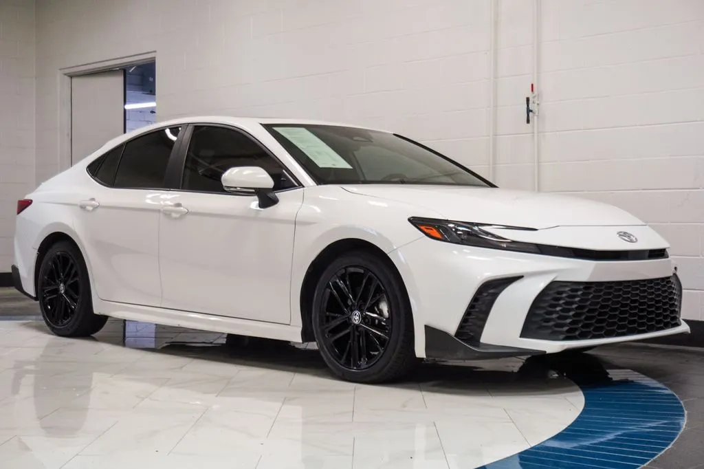 2025 Toyota Camry SE, photo 2