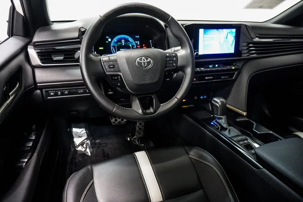 2025 Toyota Camry SE, photo 10