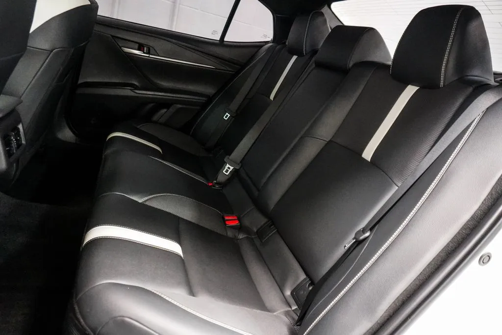 2025 Toyota Camry SE, photo 6