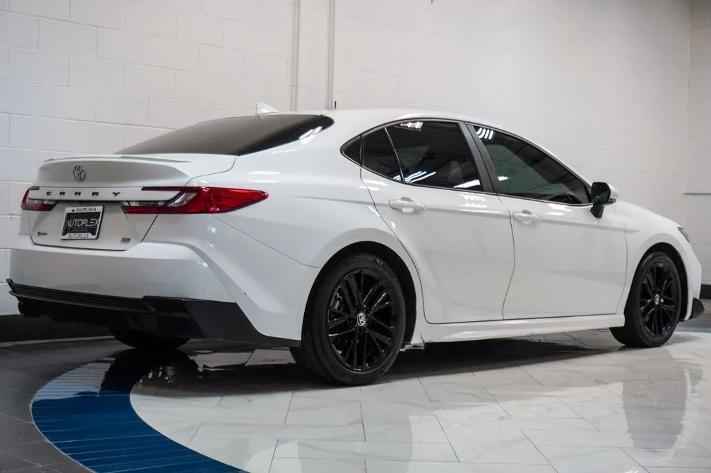 2025 Toyota Camry SE, photo 28