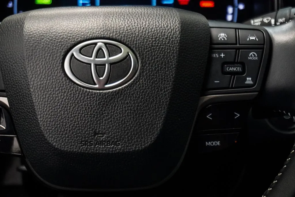 2025 Toyota Camry SE, photo 12